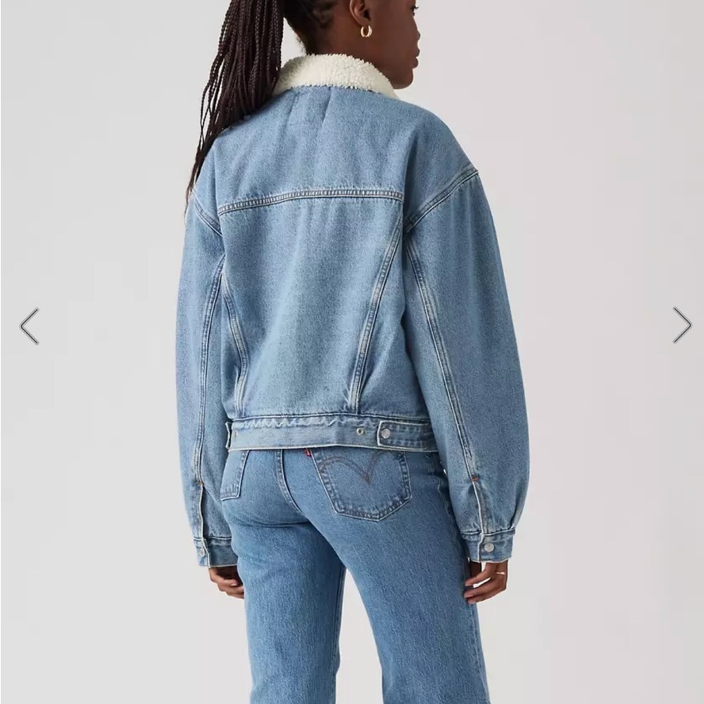 ⭐️FLASH SALE⭐️
Levi's Classic Blue Denim Jacket with Sherpa Lining - Picture 3 of 6